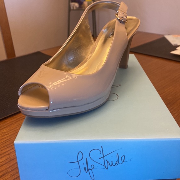 NWOT Lifestride taupe heels size 7 1/2 - Picture 4 of 8